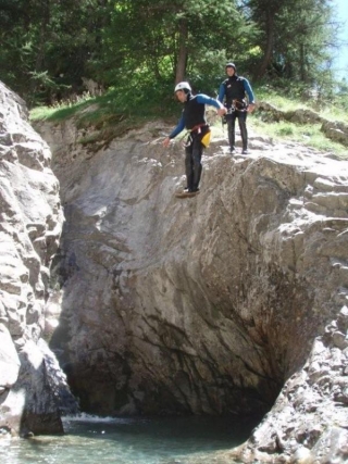  Sprünge in Wasserbecken mit Jennif Air Canyoning 